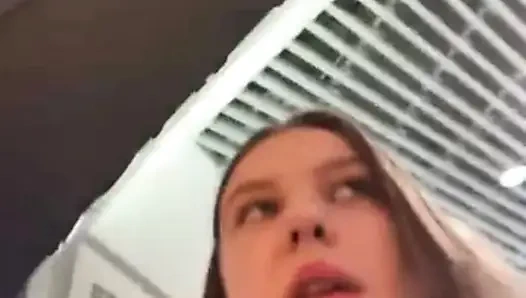 Jucielussie isst öffentlich hosen, einkaufen