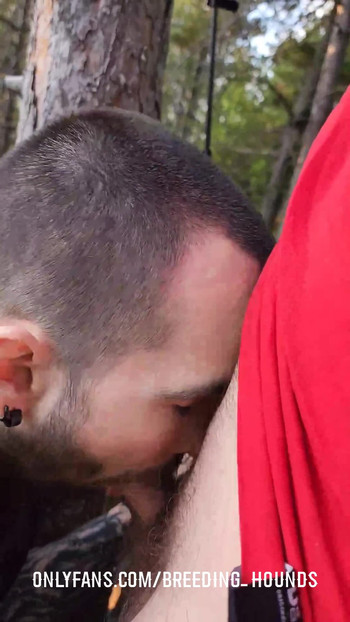 Emotivni trenutak iz "Napaljeni hetero brat puši i ljubi se dok je na planinarenju."