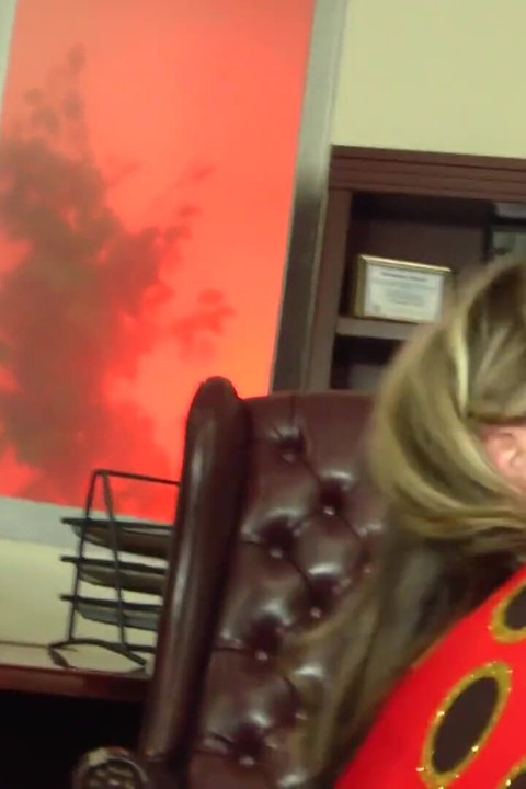 Cadela gostosa chupa um pau e depois cavalga até uma gozada