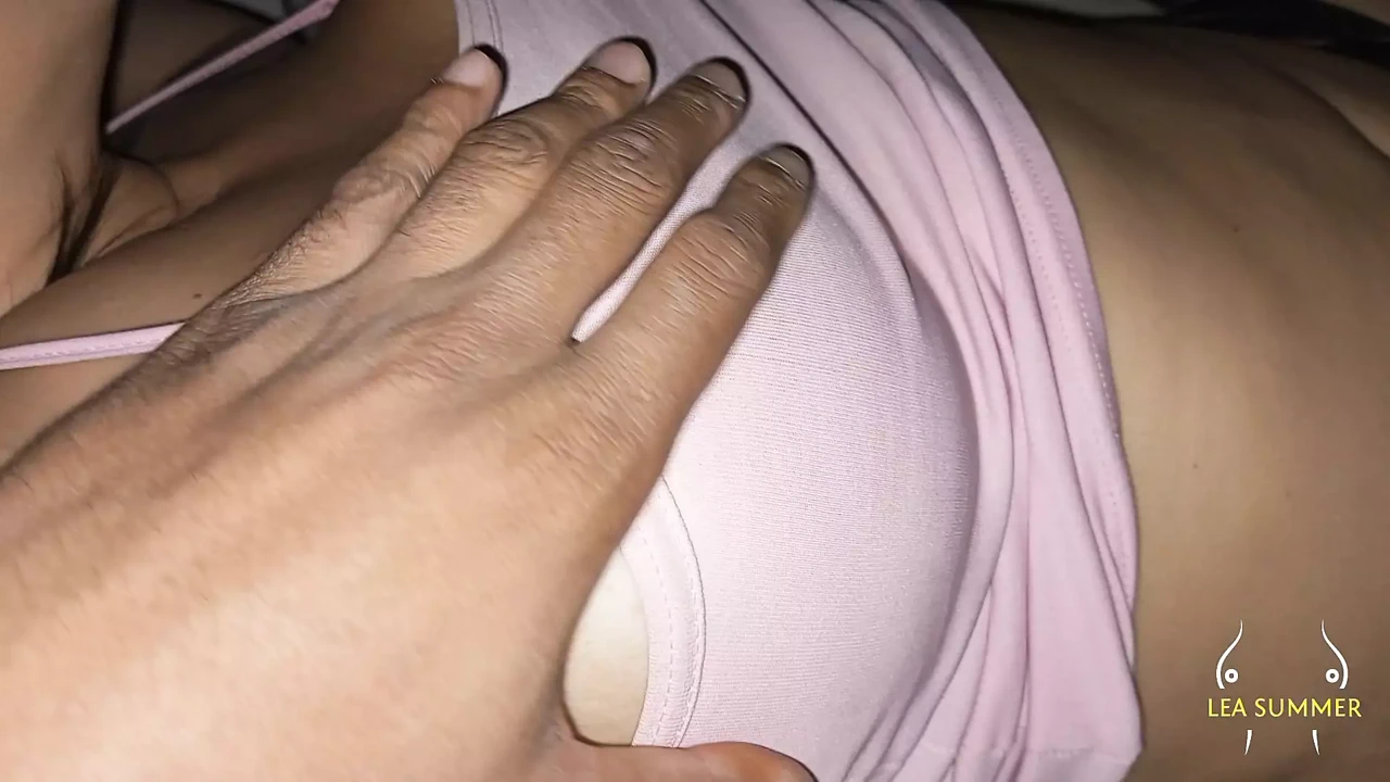 我变态的继兄在他自慰时抚摸我多汁的阴户，把我叫醒