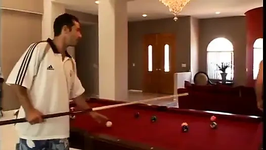 Siyah c-cup ateşli kız iki beyaz adam tarafından çifte sikiliyor