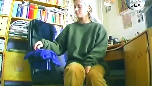 Blondine fingert sich und reitet dann glasdildo