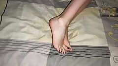 Gloria Gimson präsentiert ihre sexy Beine mit einer blauen Pediküre im Bett