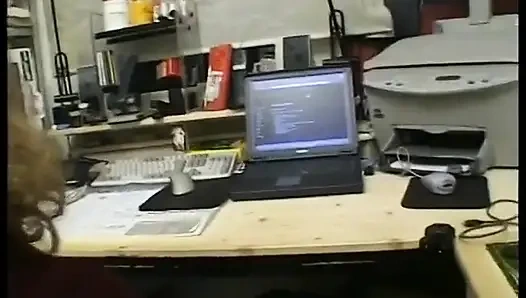 Die lockige blondine bekommt ihre haarige muschi gefingert