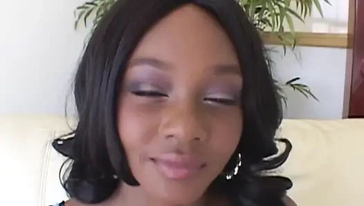 Кусок шоколада длиной 30 см