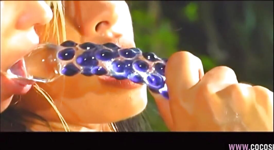 Brunette og blonde lesbiske leker med dildo fra Tropical