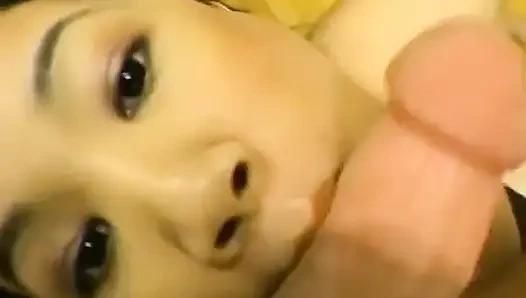 Kitty nyepong kontol besar pertamanya