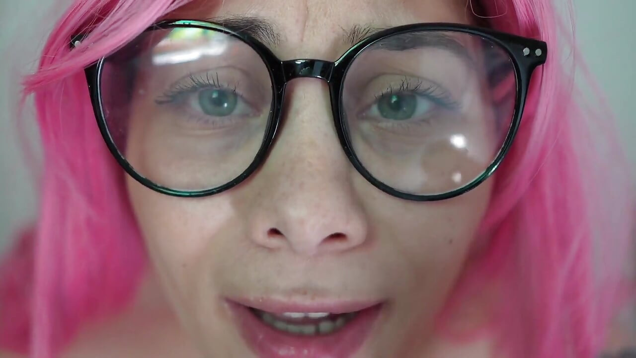Je fume une cigarette et j’exhibe la fumée, et quand je le fais, je te dis d’éjaculer sur mon visage parce que j’adore ça.
