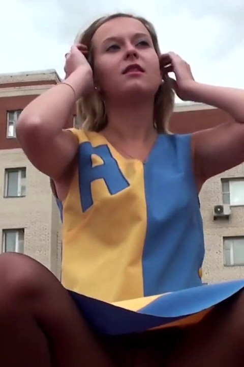 Blond cheerleaderka miga cipką podczas gry w koszykówkę