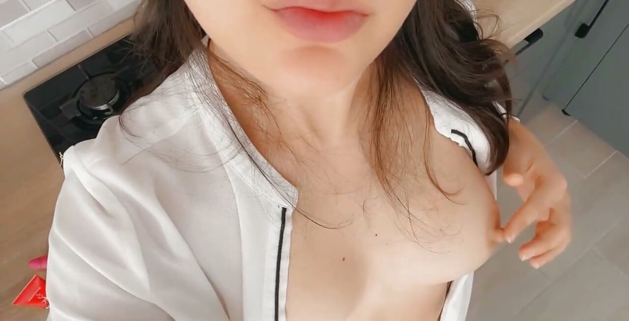 ホットなアジア女性がキッチンで自慰をする
