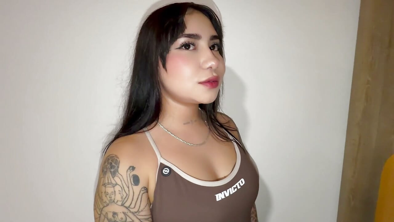 I meet a beautiful girl in the middle of the park in Bogota and I invite her to my house to fuck