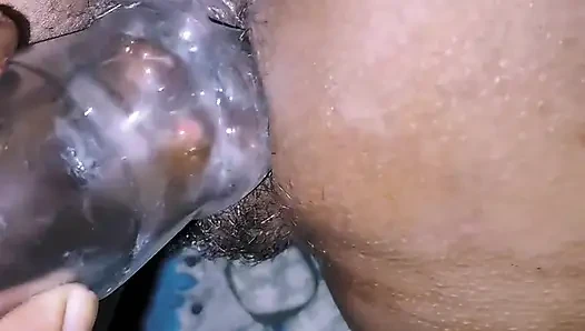 Pooja steckte eine Flasche in die muschi der ehefrau, steckte gurke in ihren arsch ein und explodierte ihren arsch.