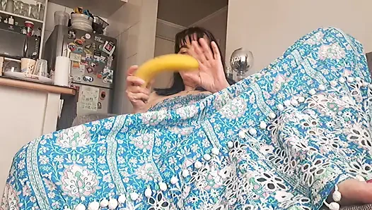 Милфа наказывает свою волосатую киску нежными поглаживами