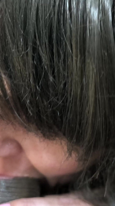 Emotionaler moment von "glücklicher mann bekommt echte verrückte milf"