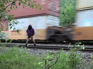 Сором&#39;язливий трансгендер блимає біля залізничних колій