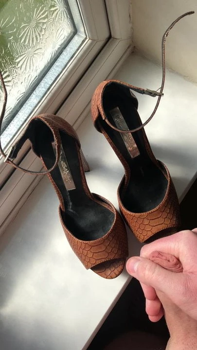 Cum on my girlfriends size 4 heels