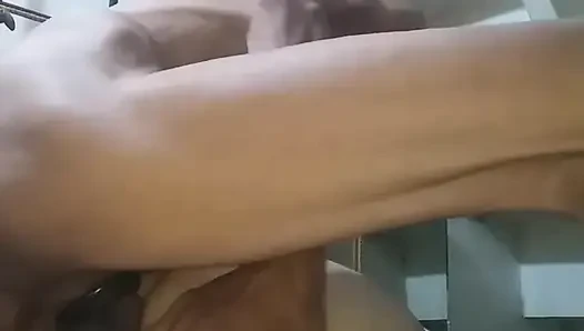 Memuaskan memek yang sakit membuatnya kepada istriku