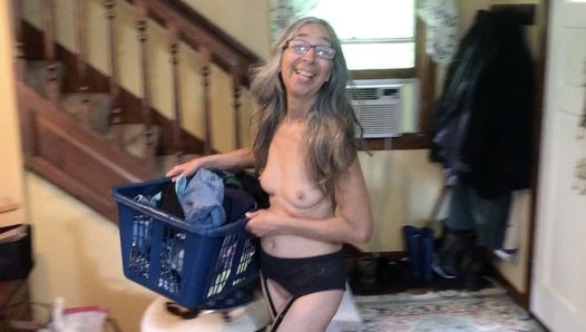 Dojrzała sub Sarah - amatorka robi pranie dla swojego domu
