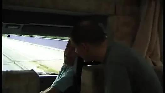 Heißes mädchen lutscht einen riesigen schwanz im lieferwagen
