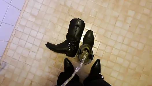 Kovboy çizmelerinde işemek