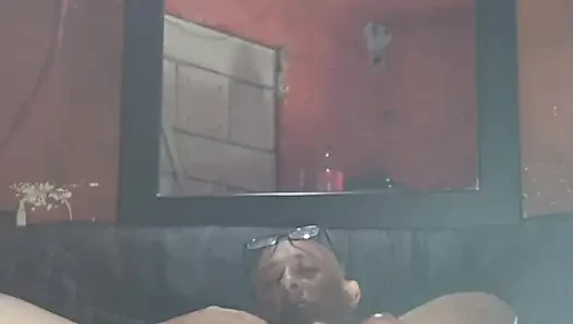 Ateşli 🤤 sütünü boşaltana kadar açgözlü götümün içinde göt tıkacı ve şişme taşaklarla şortumu açıyorum