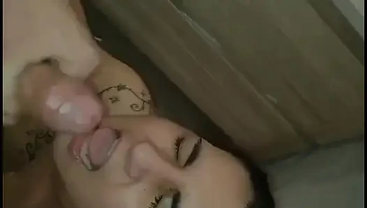 Die ehefrau bekommt eine wohlverdiente Belohnung.