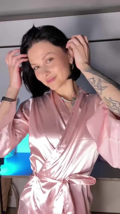 Rambut pendek, tatapan tebal Ditato, menggoda, dan benar-benar tak terlupakan. Ingin melihat lebih banyak? Anda tahu ke mana harus pergi 😈