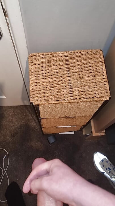 BWCティーンの精液が壁に噴射された