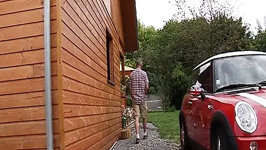 Милфа из Франции показывает свои навыки минета в любительском видео
