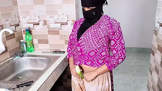 Sıkı amcıklı büyük salatalık desi yenge yatak odasında sır