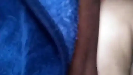 Aku mengisap vaginanya dan membasahi janggutku