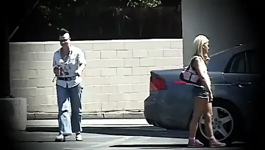 Kıllı amcıklı dövmeli lezbiyen güzel genç sarışını yalıyor ve parmaklıyor