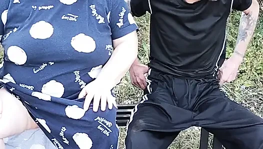 Ibu mertuaku lagi asik fingering kontolku di bangku taman