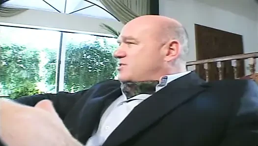 Vollbusige brünette MILF erträgt harten sex und explosive gesichtsbesamung