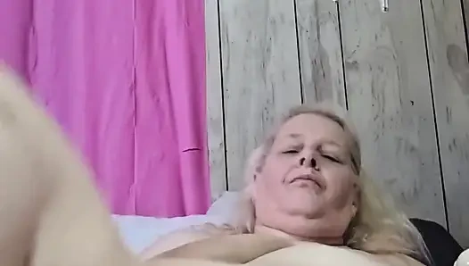 Odasında yalnız başına neler oluyor