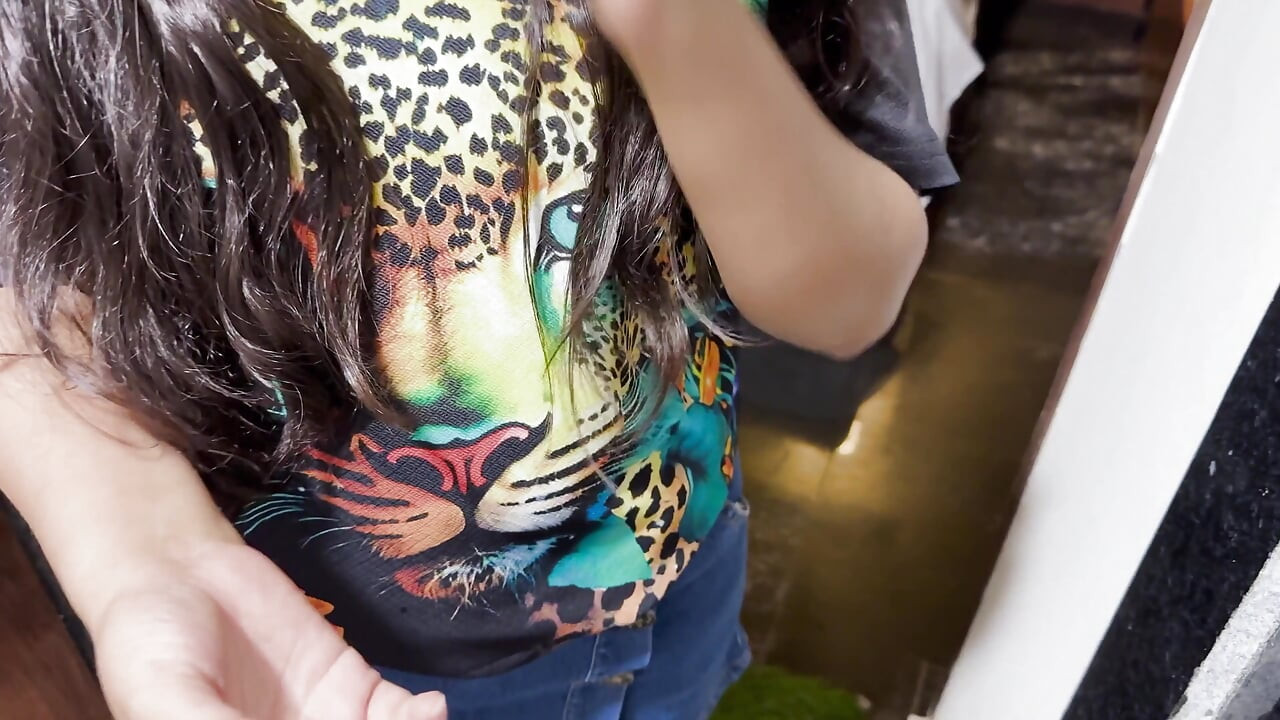 Customer gives her pussy to the delivery guy instead of cash