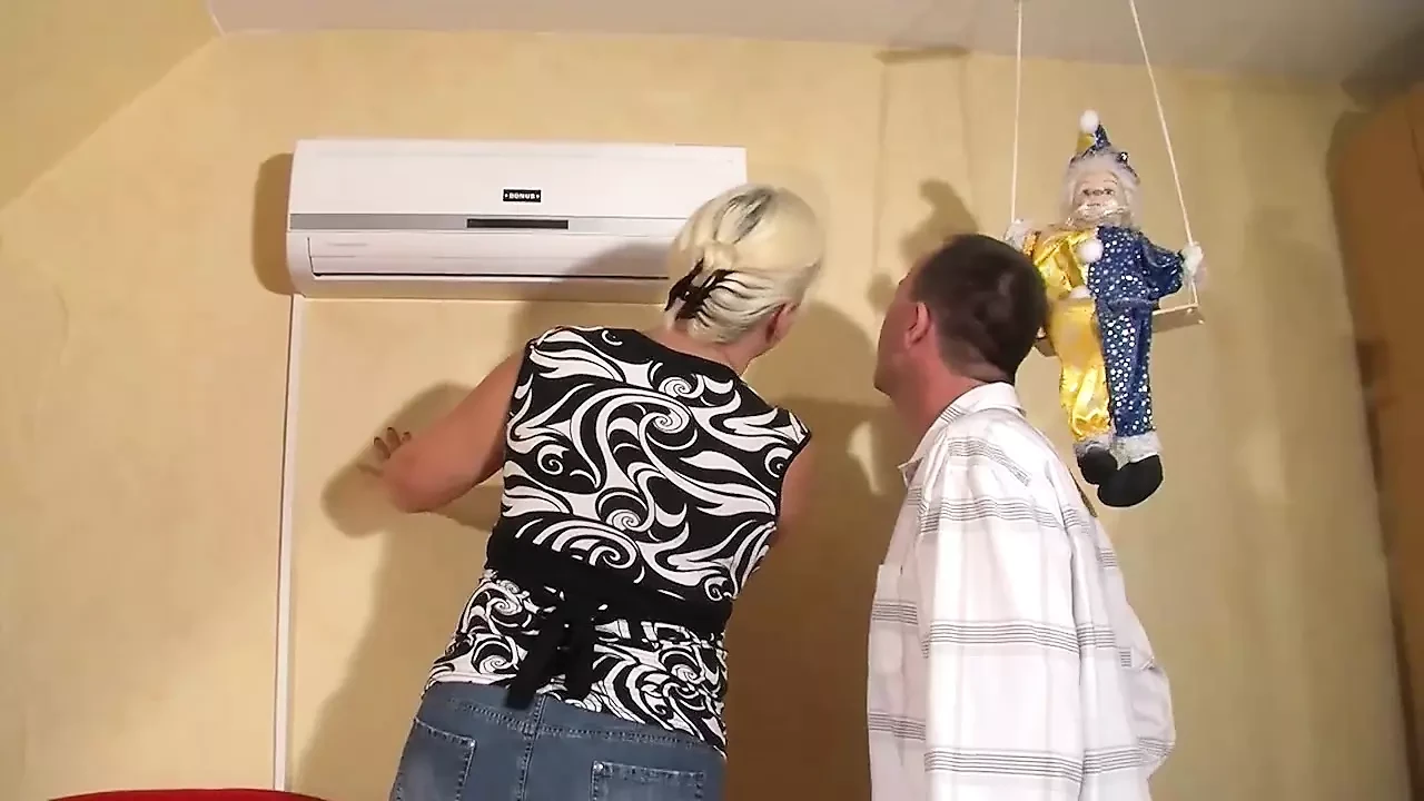 Блондинка з великою дупою трахає пизду в спальні