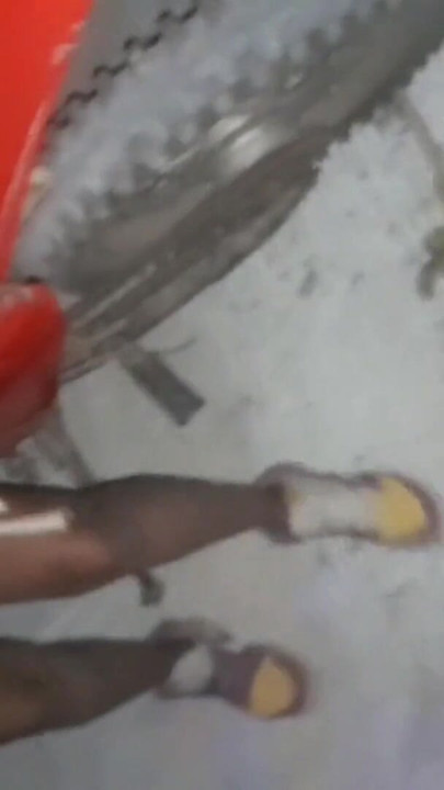 Nach der Party hat mir die Freundin meines Freundes auf der Straße ihren Hintern verpasst | Clip 1