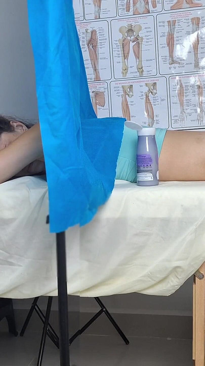 산부인과에서 후장을 검사하기 위해 마누라를 데려가는 바람난 남편