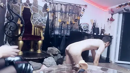 Шлепанье по яйцам с тяжелыми дилдо - жестокий пытка члена и давка