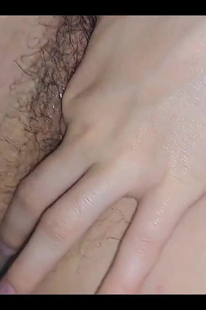 Sora mea vitregă mă învață în timp ce ne uităm la televizor