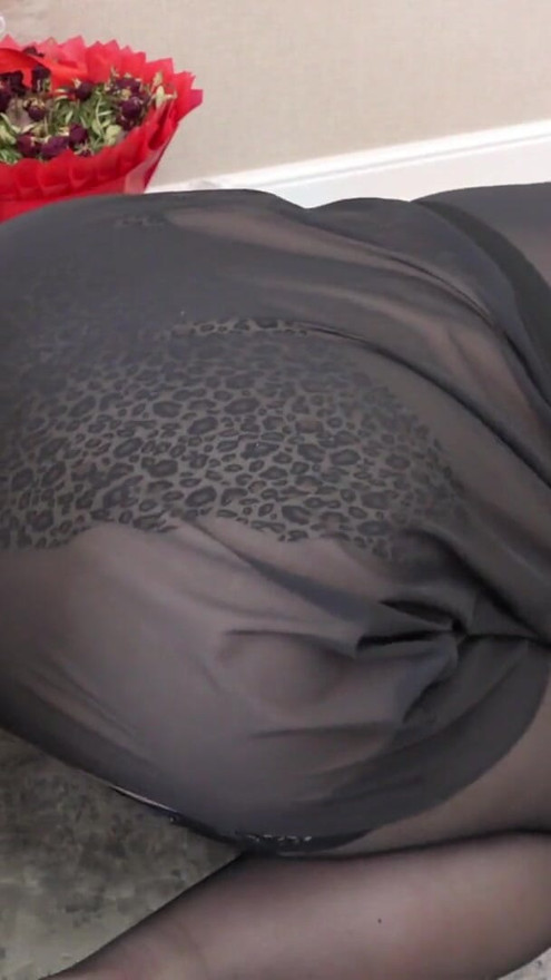 Amateur camera watches from the side as a curvy milf fucks a dildo and records her video. Big ass. | Clip 1