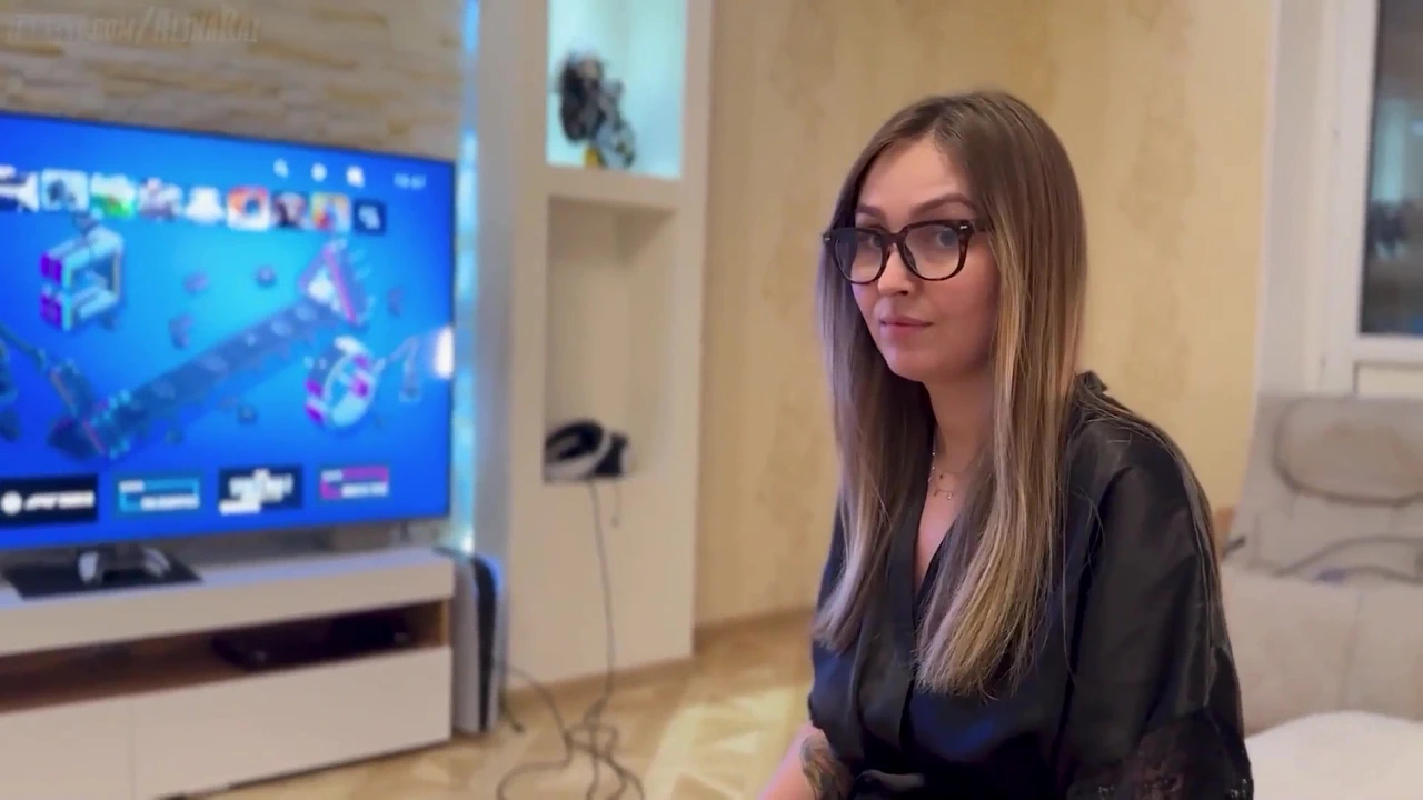 Stepson Fucks Stepmom While She’s in Virtual Reality