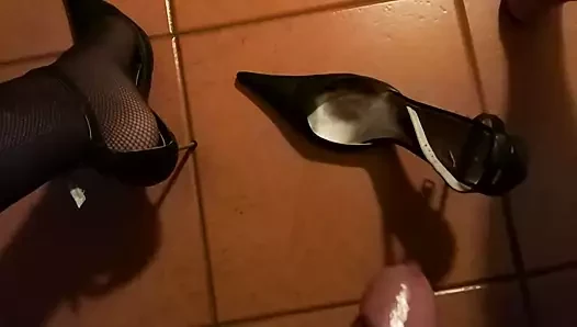 Siyah topuklu ayakkabılar