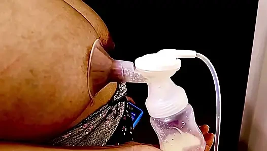 Арабская милфа доит грудь с огромными сиськами