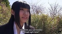 O studentă japoneză în costum de recrut o pierde pentru sex în aer liber
