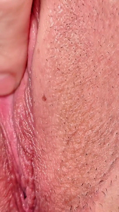 मैं अपनी चूत में हस्तमैथुन कर रहा हूं, क्लोज-अप। | क्लिप 1