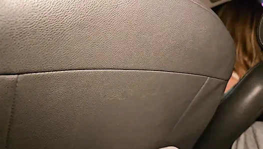 Arabada birkaç arkadaşla alışverişe gittik ve dördümüz arabada seks yaptık.