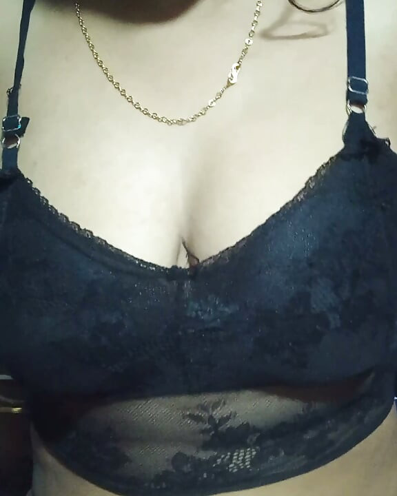 Desi bhabhai masturbándose el culo y el coño en video MMS