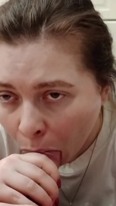 Napínavý okamžik z "Sála jsem sousedům čůráka v kuchyni"